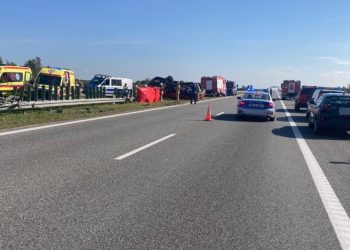 Bus z niepełnosprawnymi dachował na A4. Są ofiary śmiertelne