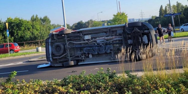 Kraków. Wypadek karetki! Pojazd przewrócił się na bok