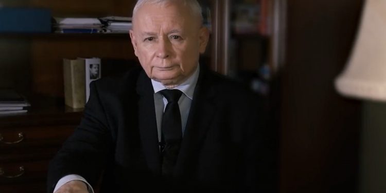 Nowy spot PiS. Kanclerz Niemiec dzwoni do Kaczyńskiego [WIDEO]