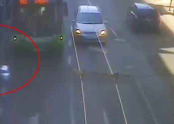 Wepchnął przechodnia pod autobus. Wszystko nagrał monitoring [WIDEO]