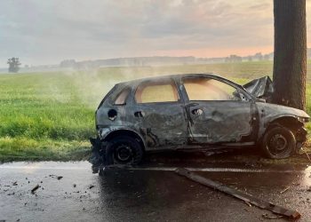 Tragiczny wypadek na prostej drodze. W środku zwęglone zwłoki