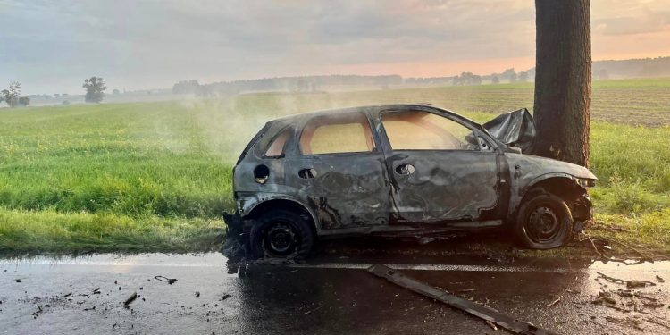 Tragiczny wypadek na prostej drodze. W środku zwęglone zwłoki