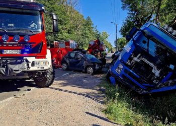 Koszmarny wypadek pod Warszawą. Ciężarówka staranowała osobówkę