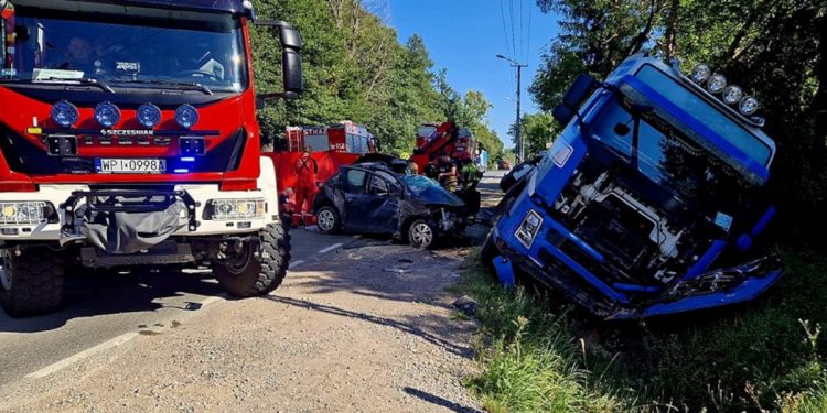 Koszmarny wypadek pod Warszawą. Ciężarówka staranowała osobówkę