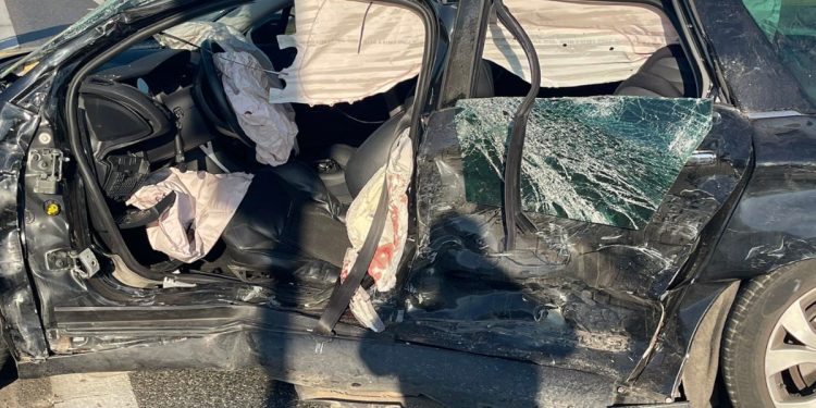 Karetka zderzyła się z osobówką w Gnieźnie. Ranne dzieci