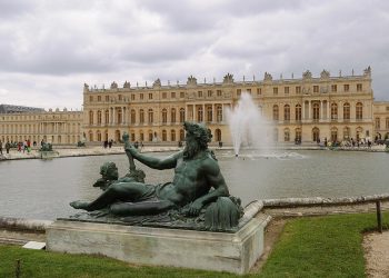 Francja. Alarmy bombowe w Luwrze i Wersalu. Rośnie zagrożenie w kraju