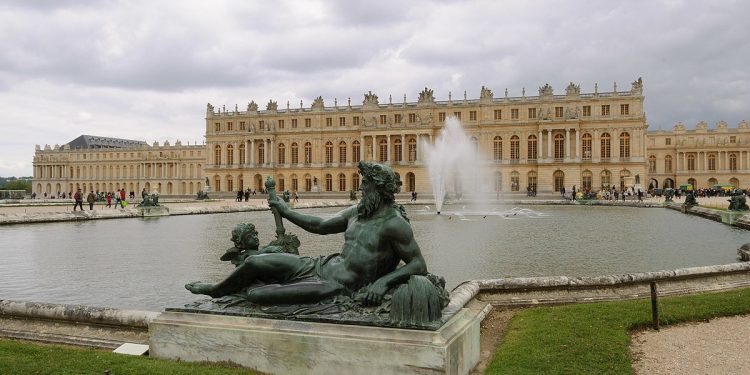 Francja. Alarmy bombowe w Luwrze i Wersalu. Rośnie zagrożenie w kraju