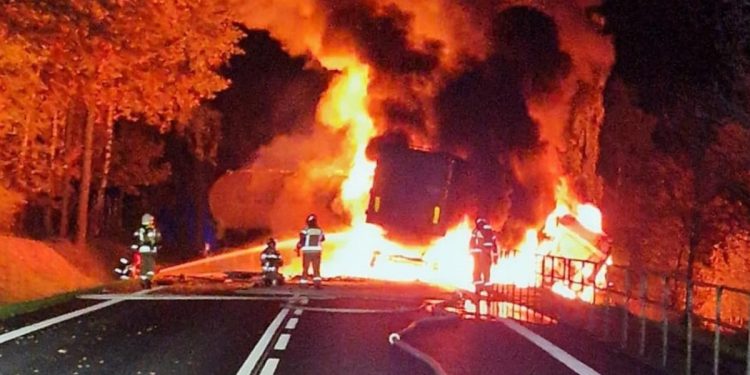 Tragiczny wypadek ciężarówek. Jedna wiozła łatwopalne substancje [FOTO]
