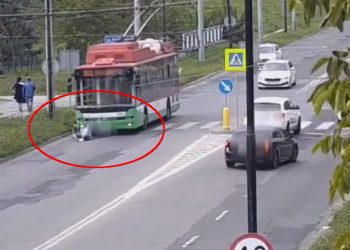 Rowerzystka wjechała pod trolejbus. Dostała mandat [WIDEO]