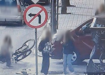 Wiozła koleżankę na kierownicy roweru. Wjechała pod samochód [WIDEO]
