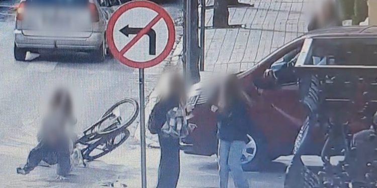 Wiozła koleżankę na kierownicy roweru. Wjechała pod samochód [WIDEO]