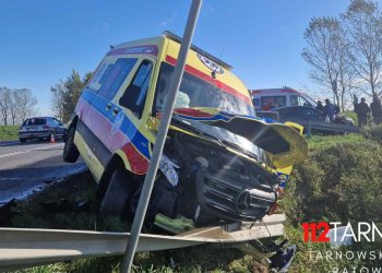 Wypadek karetki koło Tarnowa! Jedna osoba trafiła do szpitala [FOTO]