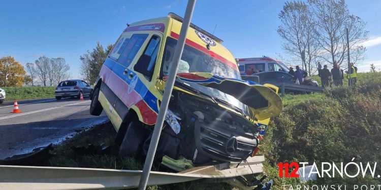 Wypadek karetki koło Tarnowa! Jedna osoba trafiła do szpitala [FOTO]