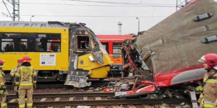 Pociągi zderzyły się czołowo w Gdyni! Są poszkodowani [FOTO]