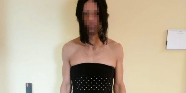 Złodziej w sukience i peruce… kradł kosmetyki z drogerii