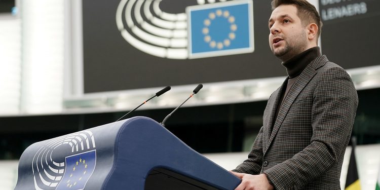 Europosłowie PiS mogą stracić immunitet, bo… polubili spot PiS. „Chcą nas posadzić na 3 lata”