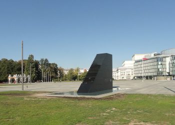 Wszedł na pomnik smoleński i groził wysadzeniem. Ujawniono motyw