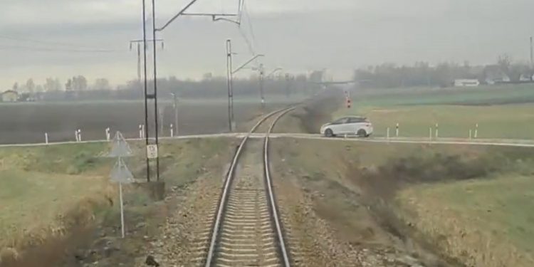 Katastrofa wisiała na włosku. Pokazali, co zrobił kierowca [WIDEO]