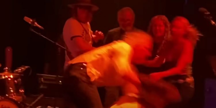 Muzycy pobili się na scenie. Interweniowała ochrona [WIDEO]