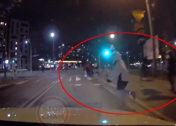Wbiegła pod samochód. Dramatyczne nagranie z auta [WIDEO]