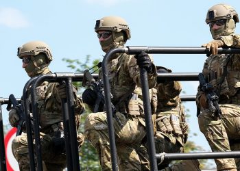 Alert RCB. Na ulicach wojsko. „Stosuj się do poleceń służb”