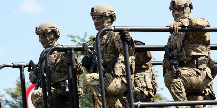 Alert RCB. Na ulicach wojsko. „Stosuj się do poleceń służb”