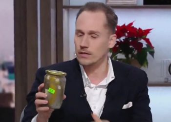 Berkowicz przyniósł do telewizji słoik ogórków. „Ważne, co będzie pite”