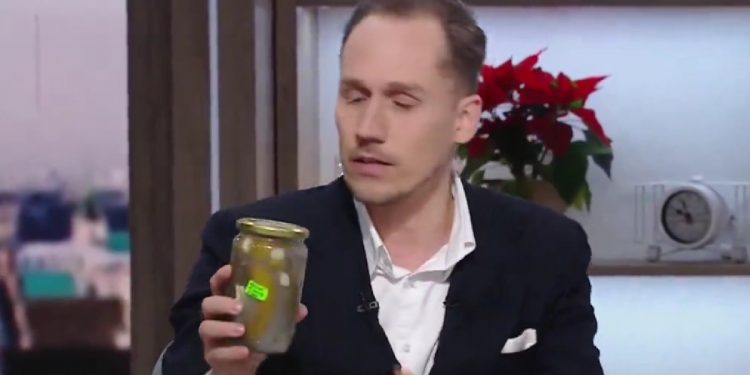 Berkowicz przyniósł do telewizji słoik ogórków. „Ważne, co będzie pite”