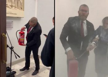 Grzegorz Braun odpalił gaśnicę w Sejmie! Gasił świece chanukowe [WIDEO]