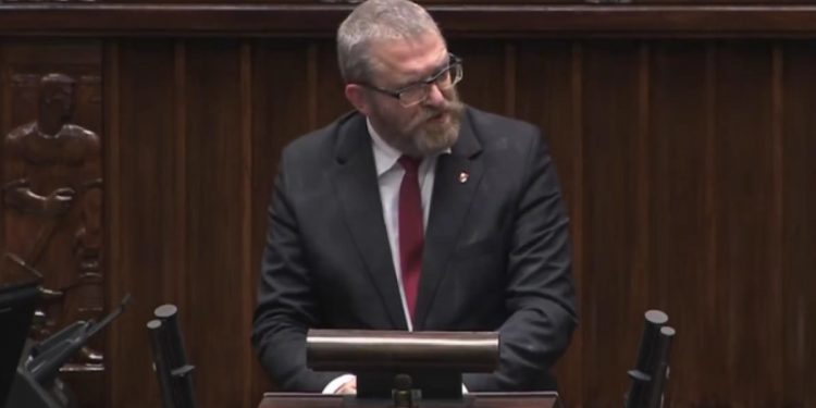 Grzegorz Braun wyszedł na mównicę po zgaszeniu menory. Tłumaczył się [WIDEO]