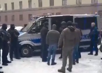 Postrzelił dwóch policjantów. Do sieci trafiło nagranie, jak idzie między ich kolegami [WIDEO]