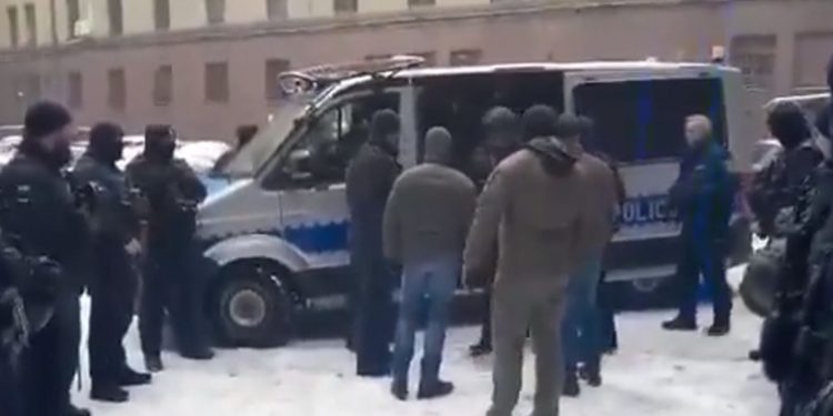 Postrzelił dwóch policjantów. Do sieci trafiło nagranie, jak idzie między ich kolegami [WIDEO]