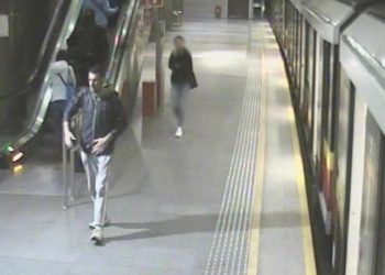 Warszawa. Próbował wepchnąć ludzi pod metro! Szuka go policja [WIDEO]