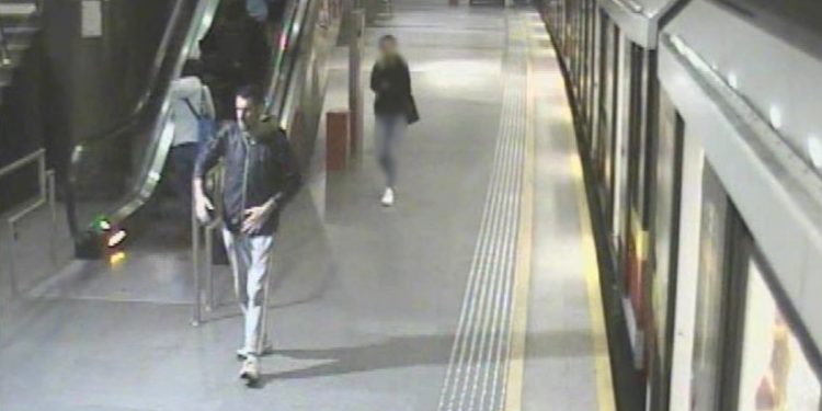 Warszawa. Próbował wepchnąć ludzi pod metro! Szuka go policja [WIDEO]