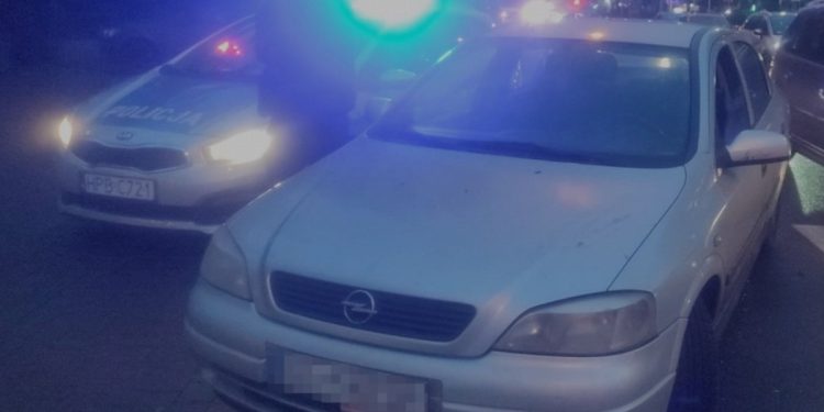 Policjanci zatrzymali go za niezapięte pasy. Od razu trafił za kartki