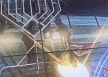 Wrocław. Zaatakowali świece chanukowe i spalili flagę Izraela. Nagrał ich monitoring