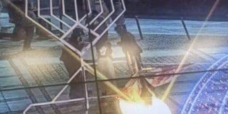 Wrocław. Zaatakowali świece chanukowe i spalili flagę Izraela. Nagrał ich monitoring