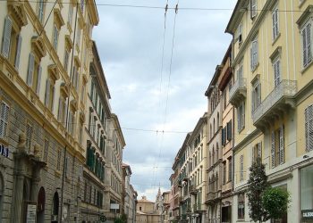 Makabryczne odkrycie w mieszkaniu. Zwłoki leżały tam od lat