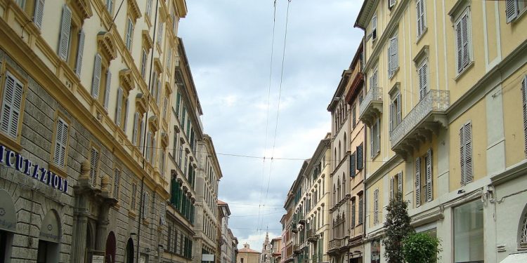 Makabryczne odkrycie w mieszkaniu. Zwłoki leżały tam od lat