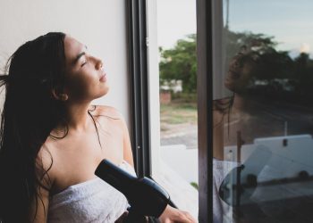 Jak wysuszyć włosy bez suszarki?