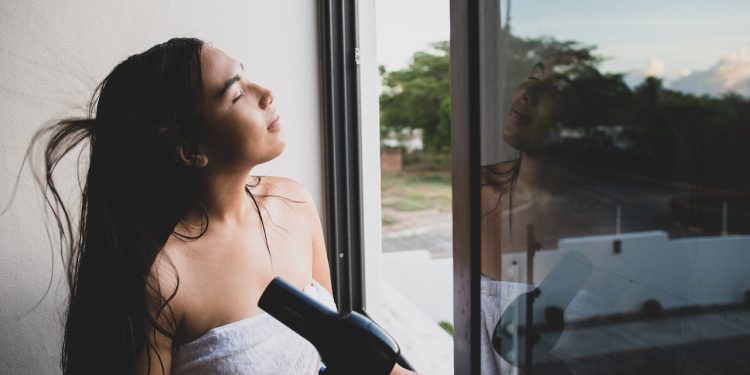 Jak wysuszyć włosy bez suszarki?