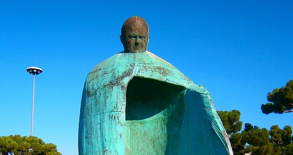 Dewastacja pomnika Jana Pawła II w Rzymie: obraźliwe napisy i symbolika