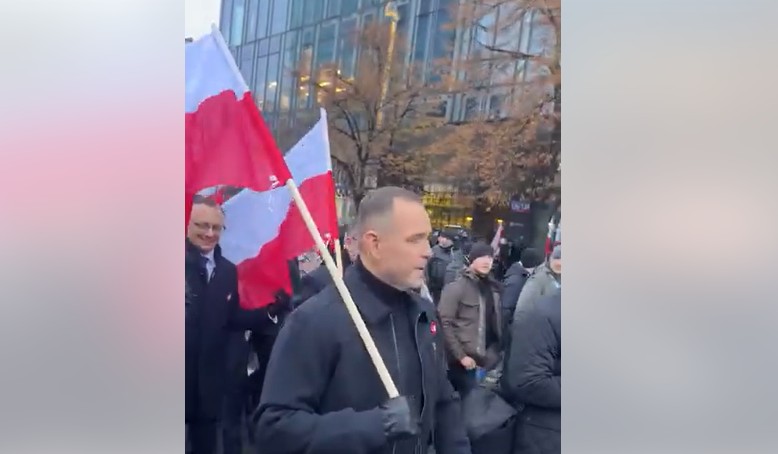 Nawrocki dołączył do Marszu Niepodległości! Wszyscy zwrócili uwagę na jeden szczegół [WIDEO]