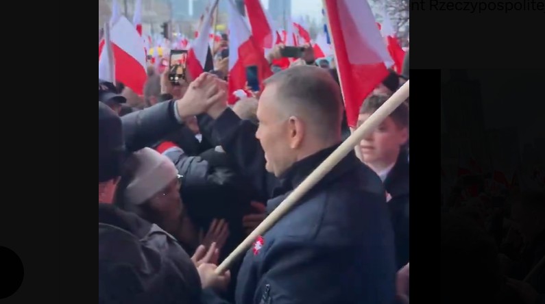 Oto, jak ludzie zareagowali na Nawrockiego podczas Marszu Niepodległości. Ten film mówi wszystko [WIDEO]