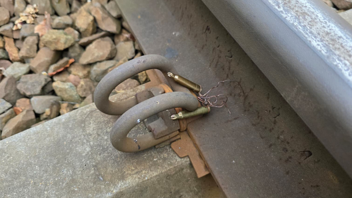 Kolejny incydent na torach. Przymocowane naboje [FOTO]