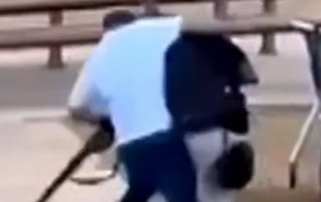 Przerażający zamach w Sydney! Oto bohater, który rzucił się na zamachowca [WIDEO]