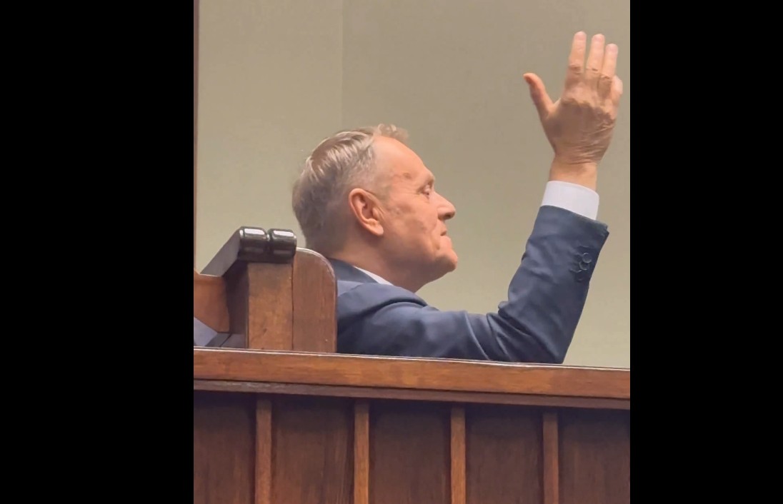 Człowiek Nawrockiego uderzył w Tuska. Premier nie wytrzymał. „Ale nie masz chłopie!” [WIDEO]