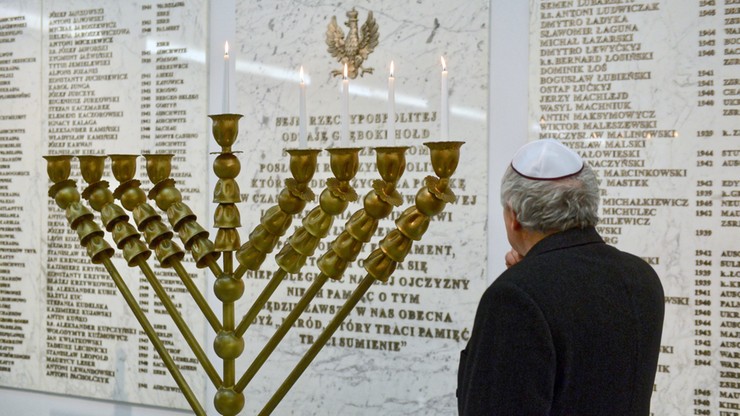 W sejmie zapalono świece chanukowe. Czarzasty przeprasza