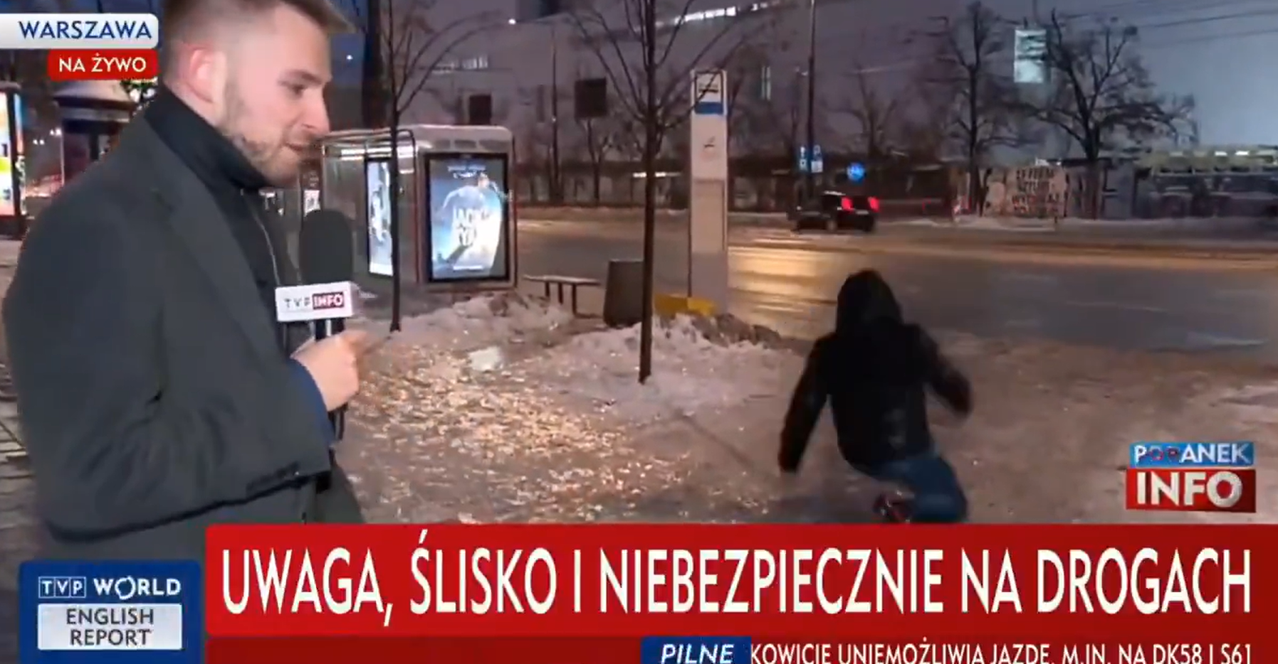 W TVP mówili o oblodzonych chodnikach. Mężczyzna przewrócił się na wizji [WIDEO]