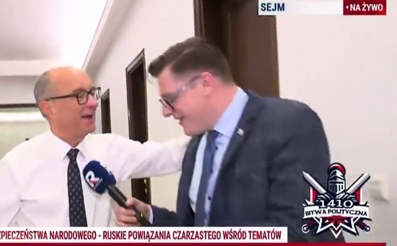 Czarzasty nagle zaczął dotykać dziennikarza Republiki. Ten próbował się wyrywać [WIDEO]